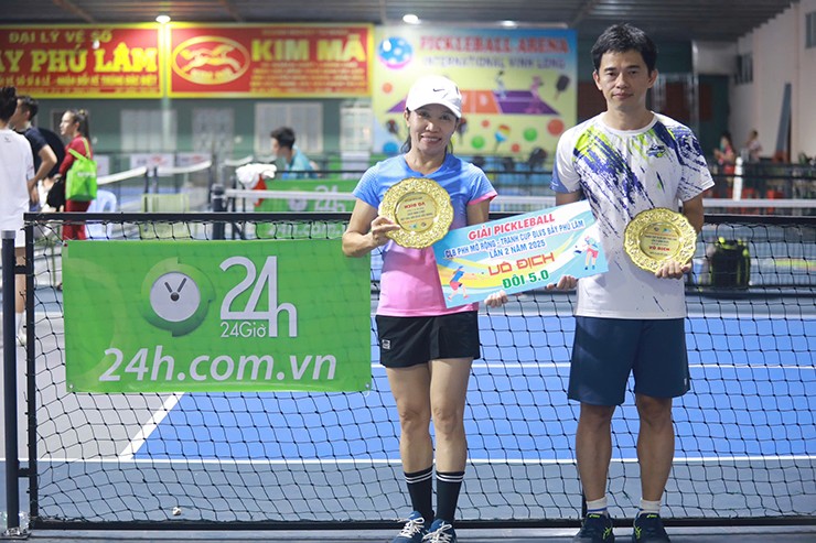 Vinh Long tennis beauty holds back pain to win 3 titles at the top pickleball tournament in the West